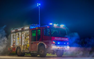 E-Auto brennt – Wie löscht die Feuerwehr eigentlich?