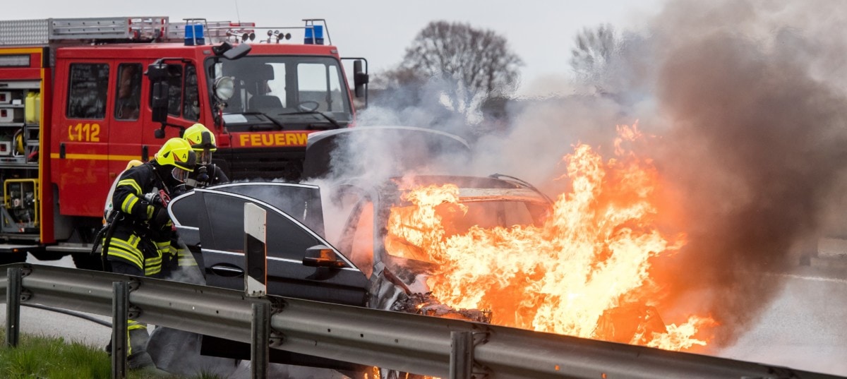 Feuerwehr rückt aus, um in Gemünd brennendes Auto zu löschen