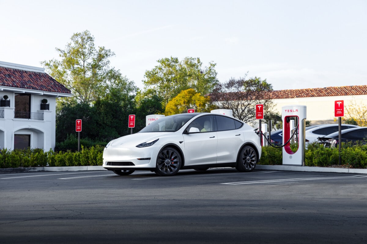 Ein Tesla parkt vor einer hauseigenen Ladesäule, den sogenannten Superchargern.