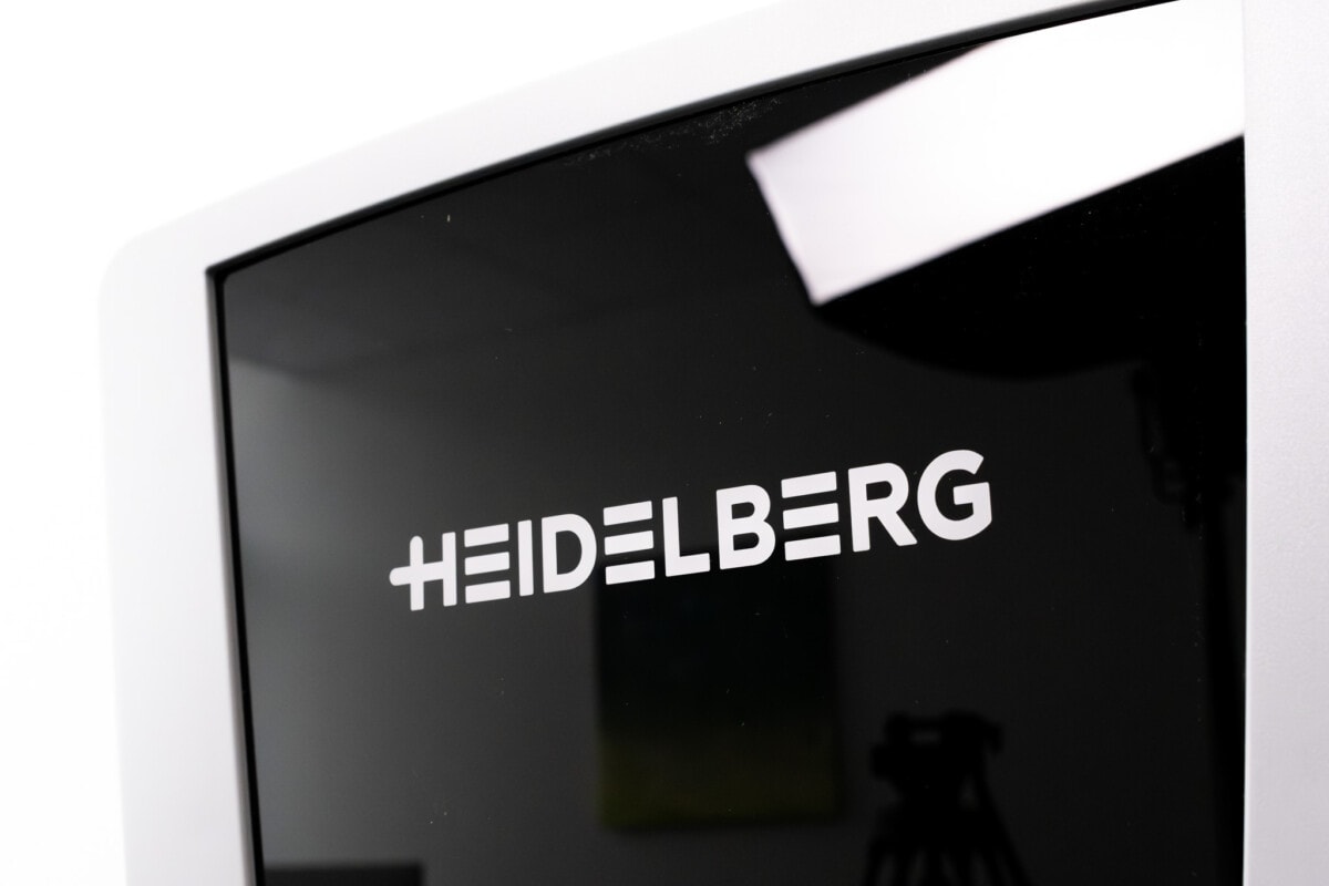 Das silberne Logo der Heidelberg Amperfied connect.solar auf der schwarzen Deckplatte der Wallbox.